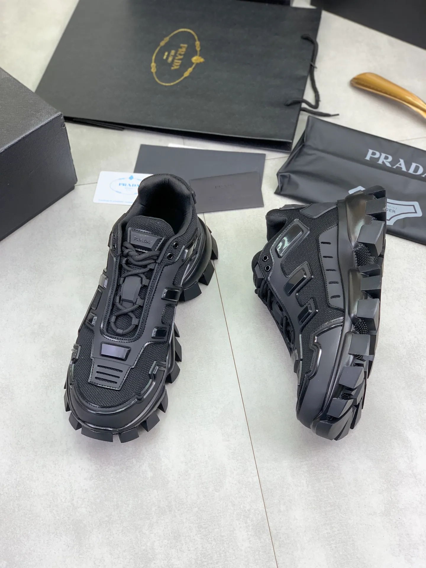 Men's Men's Shoes P660 New Top Version PRADA Prada Dark Punk Martin Rock Tank Mecha Hardcore Fighting Shoes ☑️ A century-old brand, the unique hardcore design has entered the public eye. The tank element is used as the sole design, subverting conventions, breaking the monotony, brightening the overall shape, eye-catching, and achieving a meaningless appearance. With its hard-core styling and metal accessories full of design, it unleashes an unruly punk spirit, interprets a unique and iconic style, and demonstrates the leadership level of its pioneer originator in the field of thick-soled shoes. It is the nirvana darling of major fashion weeks. 📣📣The ultra-light foam outsole solves the problem of bulkiness and is suitable for those who know the difference. ✅Fabric: Original splicing design and production ✅Inner: Original lining➕Cow leather insole. ✅Original foam combination outsole with 8cm heel height and super light weight. ✅Code number: Female 35-39 (40 is customized and non-refundable) Male 39-45 (46 and 47 are customized and non-refundable) Full package at the counter